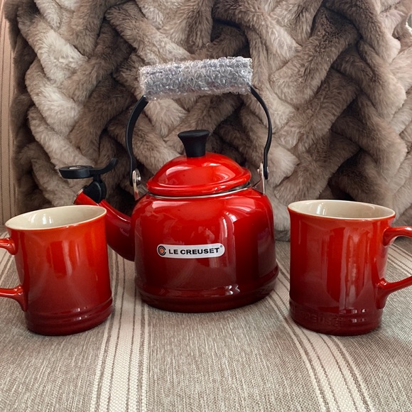 Le Creuset Kitchen New In Box Le Creuset Kettle With Two Mugs Red